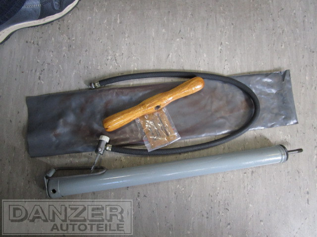 DDR-Luftpumpe mit Holzgriff